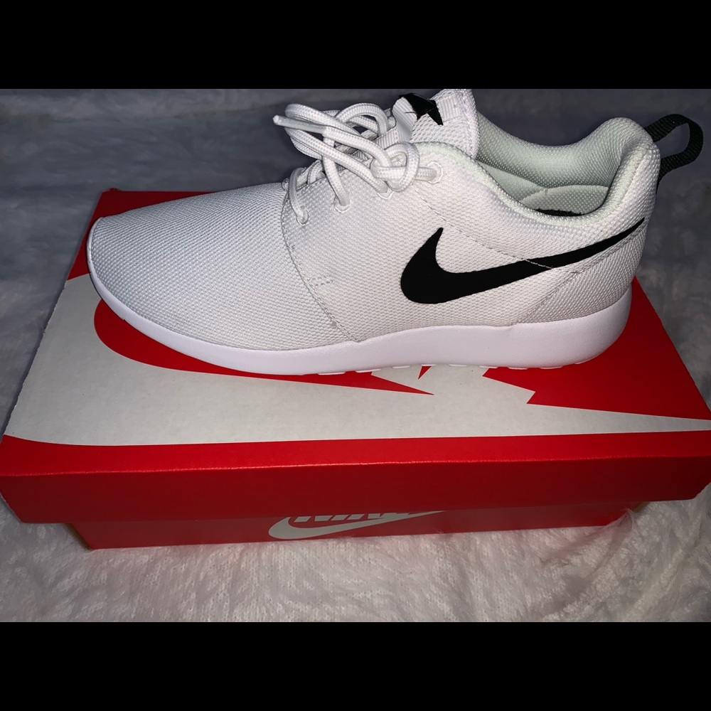 Nike Roshe- black and white